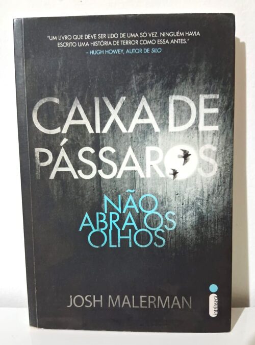 ACapa preta com passaros pretos e escrito azul