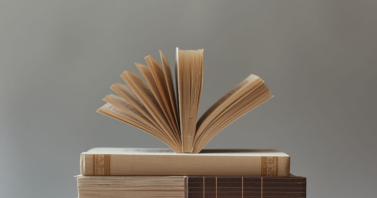 A literatura é tão importante quanto um prato de comida - imagem conceitual mostrando livros e comida em equilíbrio, representando a importância igual da nutrição intelectual e física